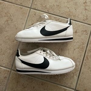Nike Cortez Women’s Classic Black / White Leather Cortez Sneakers / Shoes - 7